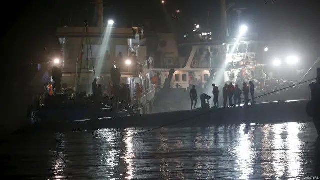 救援人员摸黑在湖北监利东方之星客轮沉没现场作业（3/6/2015）