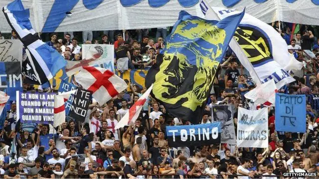 Multidão em estádio italiano | Foto: Getty