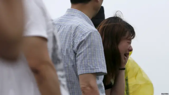 湖北监利东方之星客轮沉没现场一名女失踪人员家属（右）嚎啕大哭（3/6/2015）