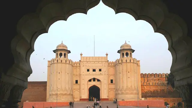 "Бобурийлар саройларида зиёлилар катта ҳурматга сазовор бўлганлар"