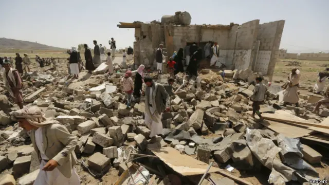 منازل في صنعاء دمرت في قصف التحالف بزعامة السعودية