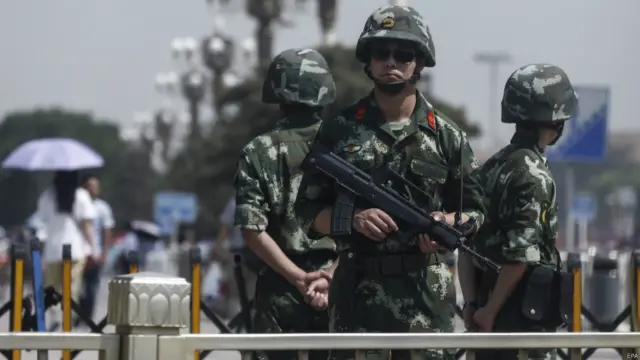 北京天安门广场上手持轻机枪的武警（3/6/2015）