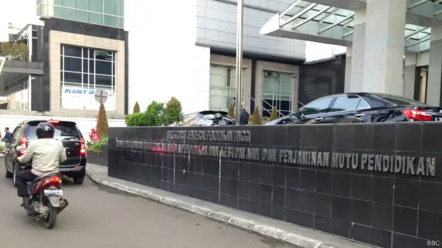 Kemenristek mengharap agar Kopertis untuk melakukan evaluasi terhadap semua perguruan tinggi swasta terkait kasus ijazah palsu.