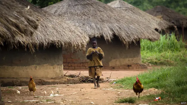 Хижина и ребенок в Уганде