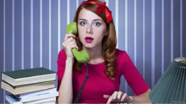 امرأة تمسك سماعة تليفون