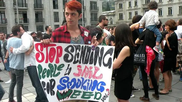 Aksiya iştirakçıları marixuanaya görə insanların həbs edilməsinə son qoymağı tələb ediblər.