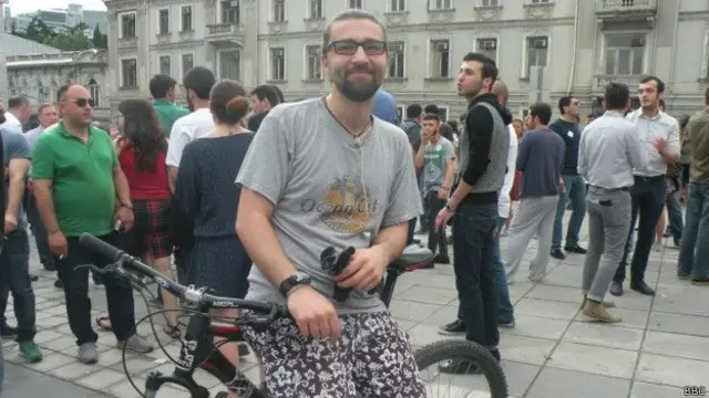 Demetre Xurtsilava marixuananı alkoqol və tütün ilə müqayisə edir.