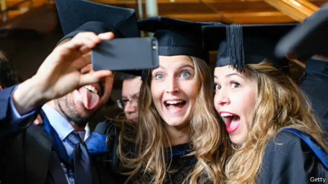 Seorang mantan pejabat mengatakan, ada "kongkalikong" antara oknum pejabat dan pemilik lembaga pendidikan yang bermasalah, sehingga luput dari pengawasan.