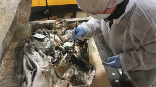 El cuerpo de la noble Louise de Quengo, hallado en Rennes (Francia) conserva también su ropaje.