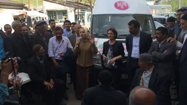 Kürtlerin yoğun yaşadığı Mahallebaşı’nda bir kahvede Seher Akçınar Bayar küçük bir miting düzenliyor.