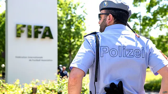 Полицейский у штаб-квартиры ФИФА в Цюрихе