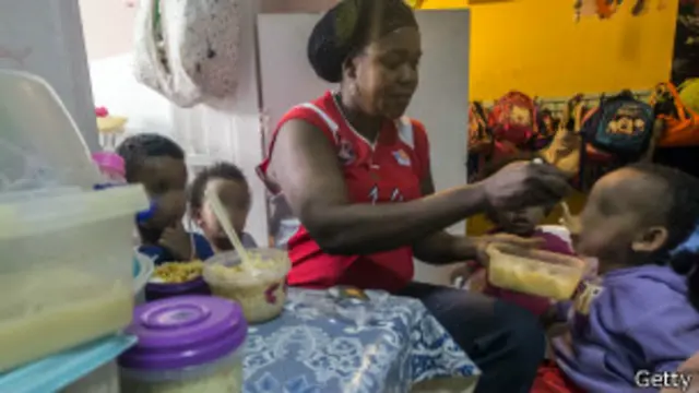 Babá com criança em Tel Aviv | Foto: Getty