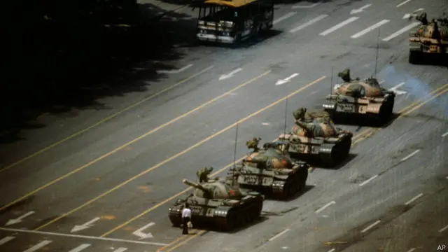 北京市民在六四当日只身阻挡坦克车队的画面当年震撼全球。