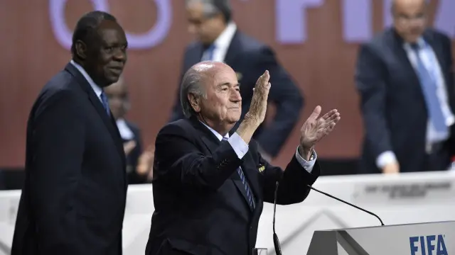 تقدم رئيس الاتحاد الدولي لكرة القدم باستقالته أثر فضيحة الفساد التي طالت بعض المسؤولين في الاتحاد