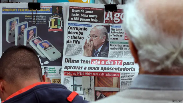 Brasileós miran periódicos en Rio de Janeiro