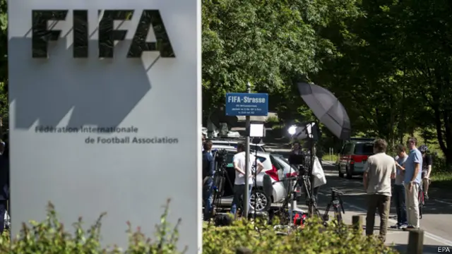 Prensa a las afueras de la sede de FIFA en Zúrich