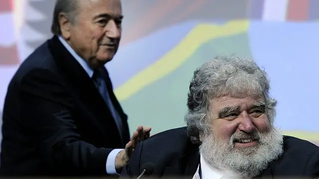 Ông Chuck Blazer (ngồi) đã bị cấm tham gia các hoạt động liên quan đến bóng đá cho tới hết đời.