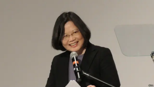 蔡英文指出,「推動兩岸政策必須超越政黨的主張,並包容不同的意見,而台灣內部已有了廣泛的共識,就是維持現狀。」