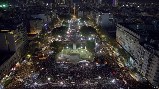 گروههای فعال حقوق زنان، اتحادیههای کارگری، احزاب سیاسی و کلیسای کاتولیک آرژانتین از برپایی این تظاهرات حمایت کرده بودند