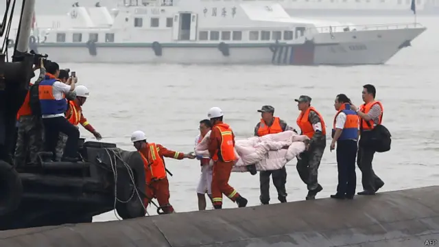 搜救隊撈出遺體