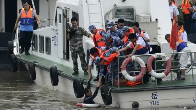 中共黨報《人民日報》在報道江客船翻沉事件救援工作中描述一名潛水員的文章招致中國網民抨擊。
