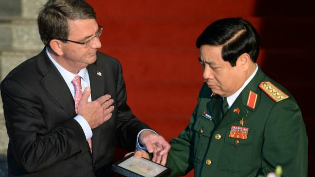 Bộ trưởng Quốc phòng Mỹ Ashton Carter trao lại kỷ vật chiến tranh của liệt sỹ quân đội Bắc Việt cho người đồng nhiệm Việt Nam, Đại tướng Phùng Quang Thanh.