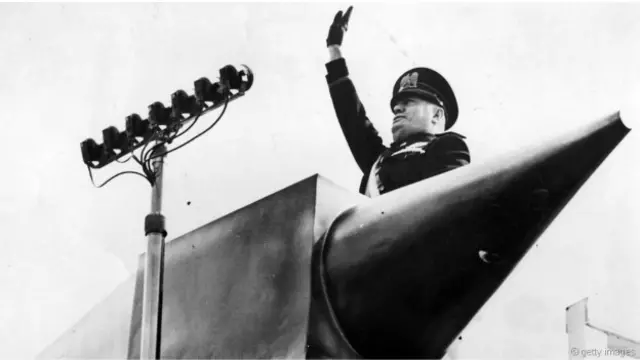 Benito Mussolini governou a Itália constitucionalmente até 1925, quando se declarou ditador