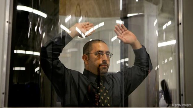 毫米波扫描仪将肢体形象卡通化（图片来源:Getty Images）。