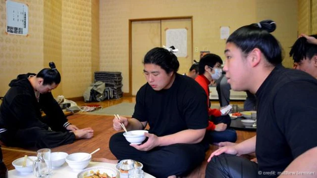 相扑手在一天漫长的训练结束后补充能量（摄影:马修•布雷姆纳）