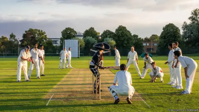 Jugando Cricket en Cambridge, Reino Unido