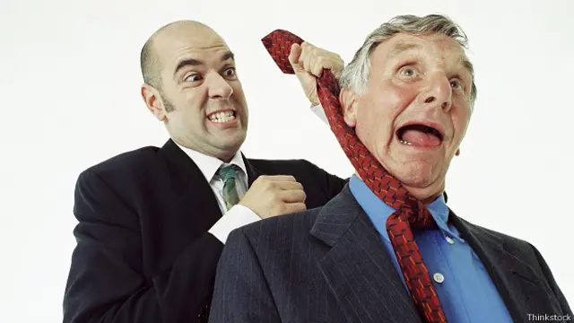 Мужчина душит другого