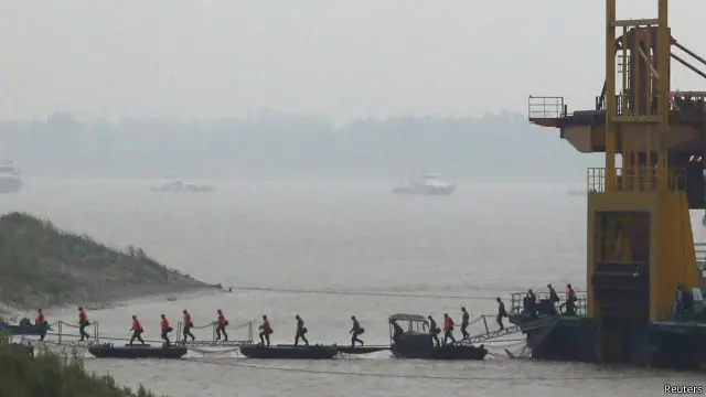 救援人员从长江上设置的救援中心走出