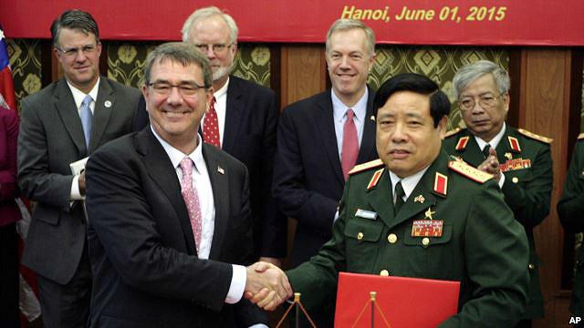 Việt Nam và Hoa Kỳ ký tuyên bố hợp tác quốc phòng với bản tuyên bố mang tính 'tầm nhìn chung'.