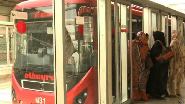 یہ مسافر بس راولپنڈی کے علاقے صدر سے 23 کلومیٹر کا فاصلہ طے کر کے اسلام آباد کے پبلک سیکریٹیریٹ تک مسافروں کو 20 روپے اور 50 منٹ میں پہنچائے گی