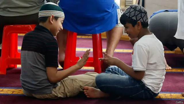 Niños jugando a piedra, papel o tijera