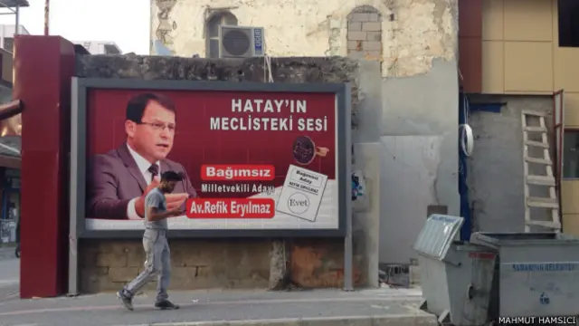 İlçede afiş, pankart ve bayraklara bakınca en fazla Refik Eryılmaz'ın kampanyası görünür halde.