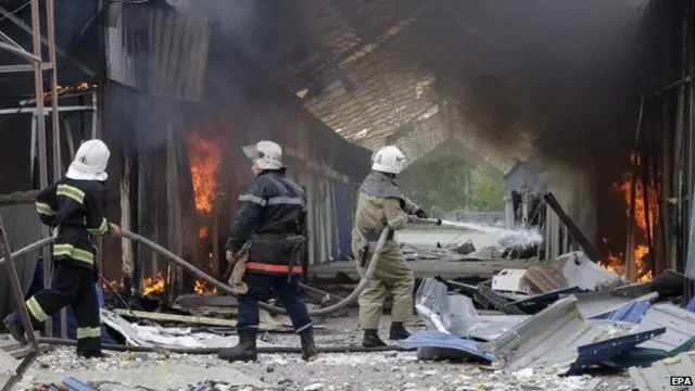 باغیوں کے زیرِ قبضہ علاقے دونیتسک کے نواح میں ایک مکمل طور پر تباہ مارکیٹ