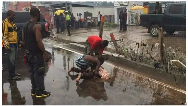 سیلابی پانی کے ساتھ پیٹرول اور ڈیزل بہہ کر قریبی مکان میں چلا گیا جہاں سے آتشزدگی شروع ہوئی