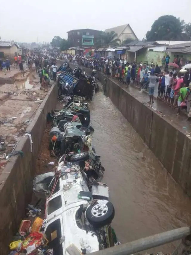 Selain turut menyebabkan ledakan, banjir juga menyeret sejumlah kendaraan ke selokan.