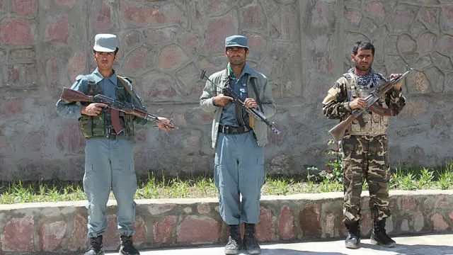 افغان حکام سے بات کی گئی ہے تاہم انھوں نے یہ کہہ کر گیٹ کھولنے سے انکار کردیا کہ انہیں کابل کی طرف سے ابھی تک اس کی اجازت نہیں دی گئی ہے