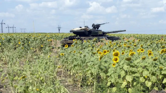 Танк в поле под Марьинкой