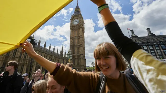 Демонстрация у здания парламента