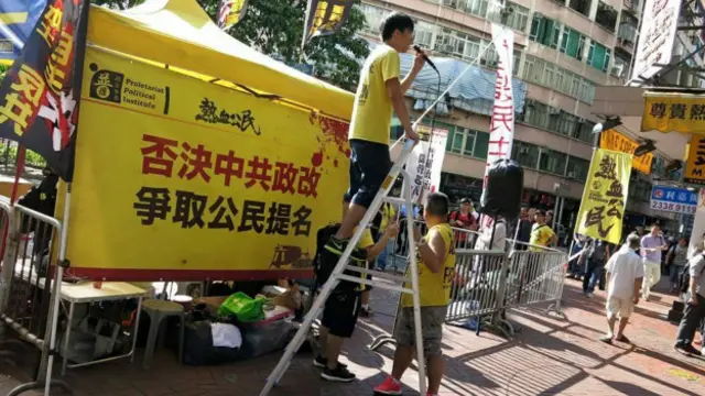 与此同时，民主派激进政团热血公民也在街头宣传否决北京主导的香港政改方案。