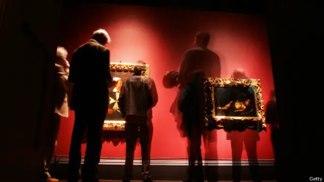 Visitantes a una exhibición de arte en un fotomontaje