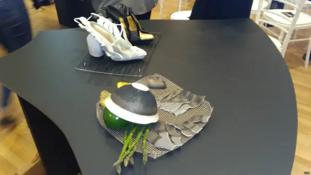 這個是前菜，展示桌雖然分成六塊，但是合起來就變成一張大圓桌。