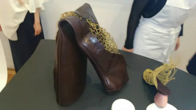 盛宴到最後，上場的當然是甜點了，據說這兩款女鞋的設計是來自巧克力和拉絲麥芽糖。