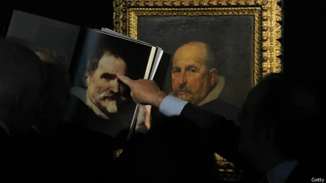 Expertos miran una obra de arte