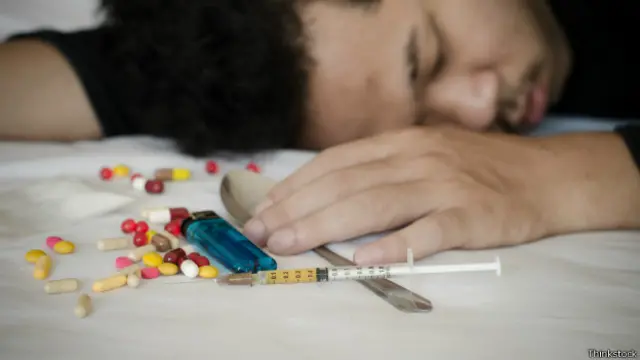 Hombre después de consumir drogas.