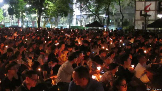 今年的纪念仪式增添了一些本土元素，包括带领与会者唱《撑起雨伞》，及播放因声援雨伞运动被拘捕的内地异见人士家属采访视频。