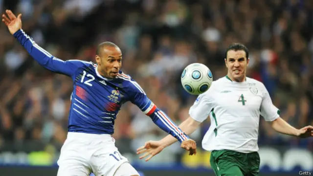 2009 میں عالمی کپ کے کوالیفائنگ میچ کے دوران ایک موقع پر فرانسیسی کھلاڑی تھیری ہنری کا ہاتھ فٹبال سے چھو گیا تھا